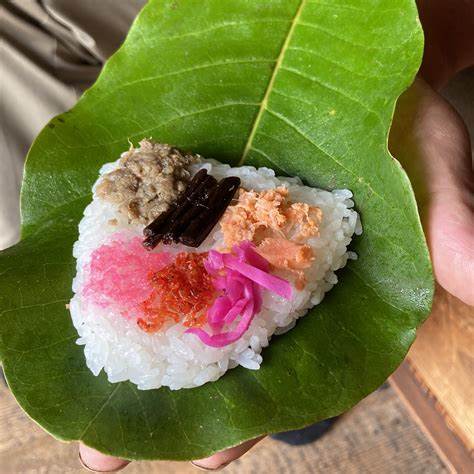 朴の木(ほおのき)の葉に酢飯と具材をのせた郷土料理です。
朴の葉は殺菌効果があり酢飯も日持ちすることから、農業や林業が盛んな加子母では、手を汚さず食べられ農作業や山仕事のときに持っていくことができる食べ物として地域に根付いています。
今でも加子母では庭に朴の木が植えてあることも多く、初夏になると各家庭で朴葉寿司が作られます。